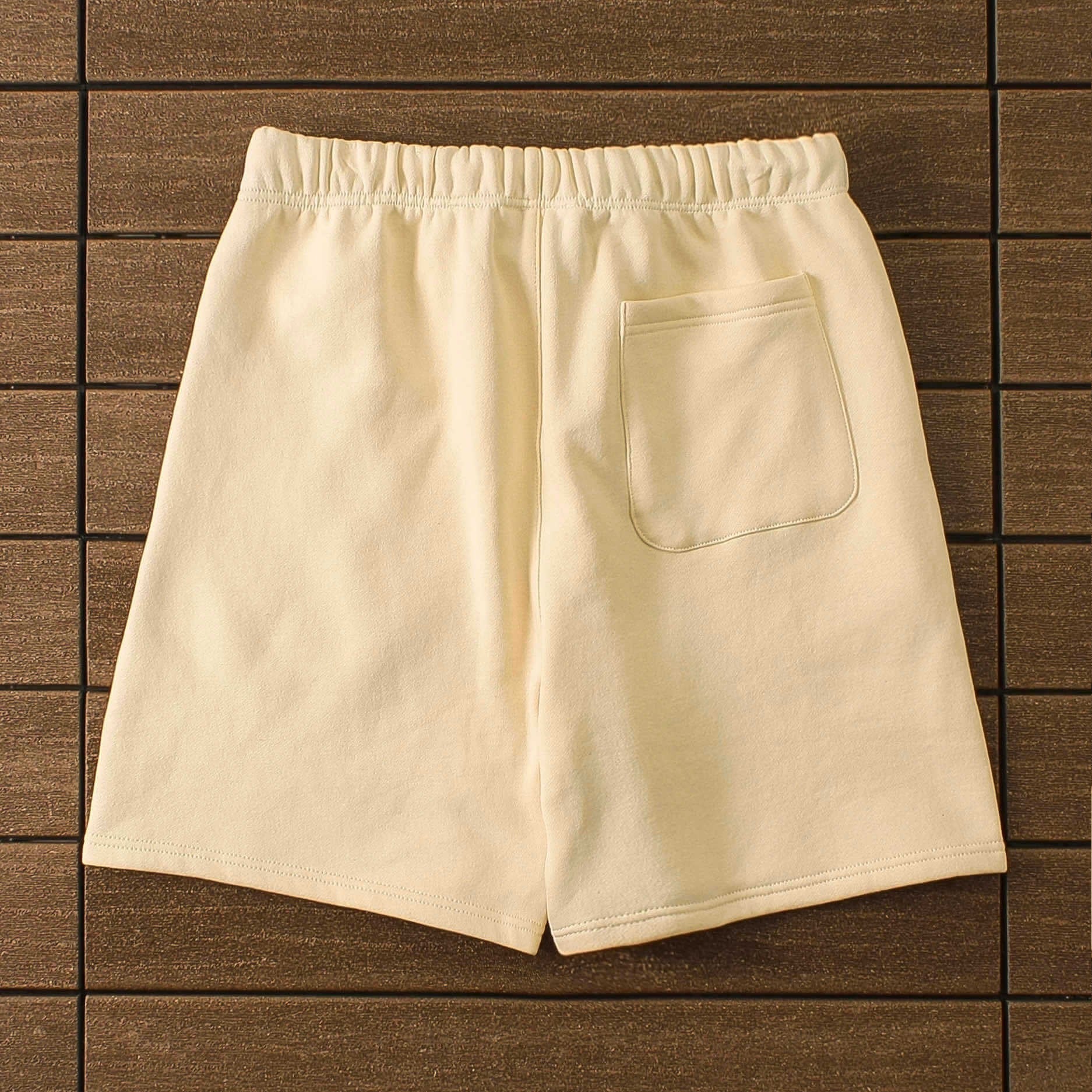 "essence" shorts beige